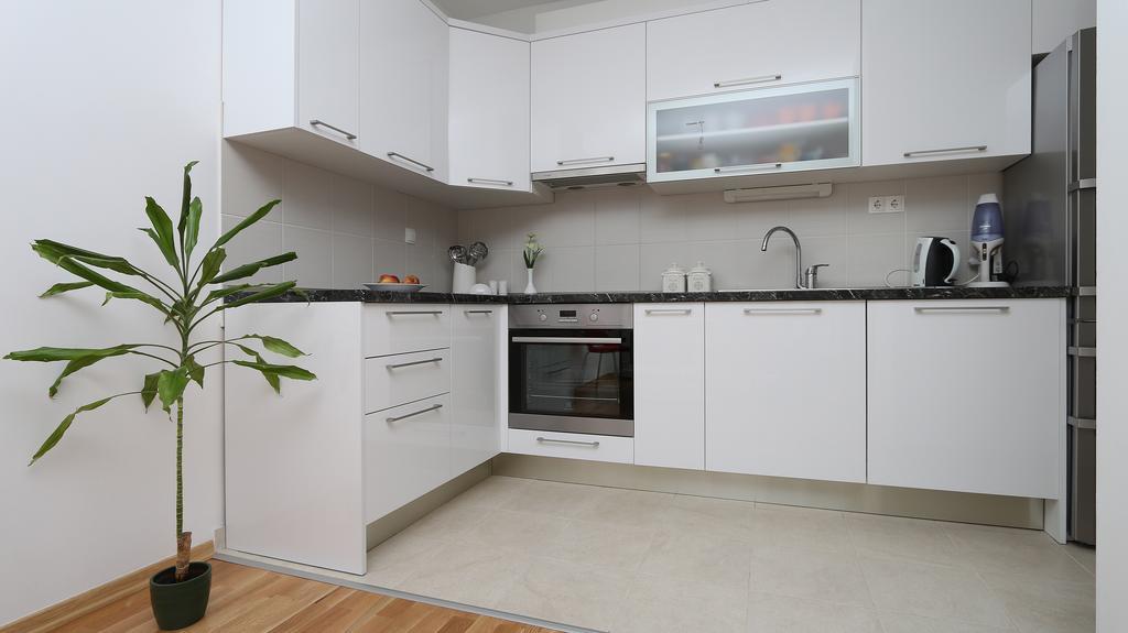Antonijas Sunny Apartment Makarska Bagian luar foto